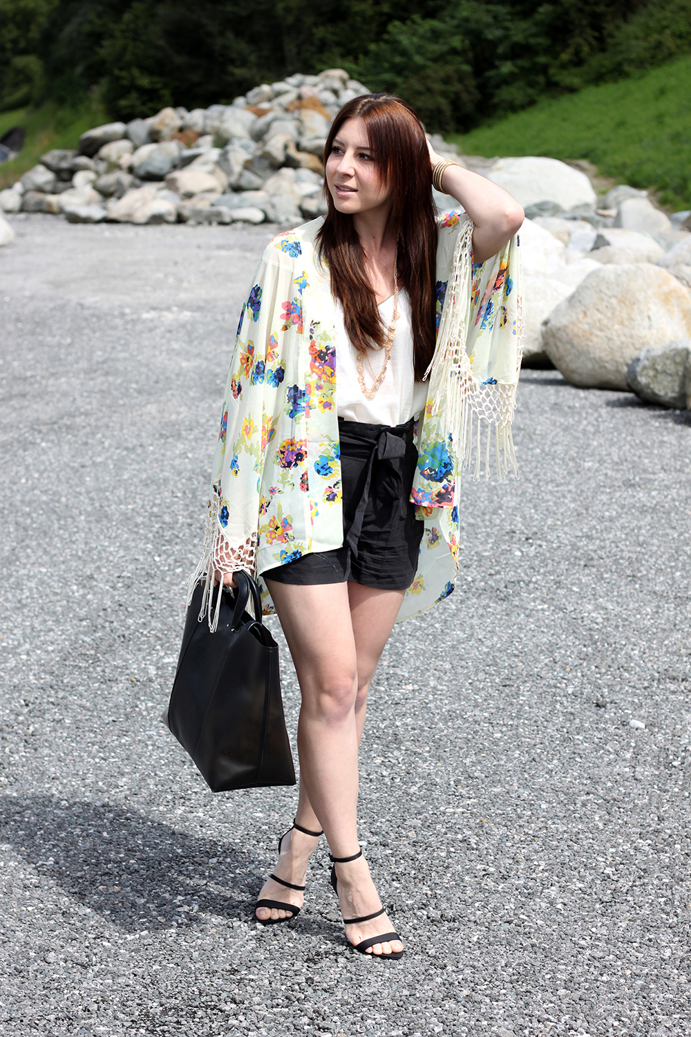 whoismocca, fashionblog tirol, fashionblog österreich, asos kimono, blumen fransen kimono, high heels sandaletten H&M, High waist shorts H&M, Shirt Satin New Yorker, Kette Forever21, Shopper & other stores, Great Lengths Extensions