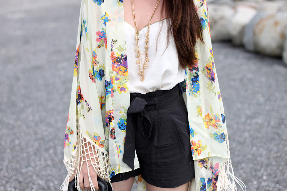 whoismocca, fashionblog tirol, fashionblog österreich, asos kimono, blumen fransen kimono, high heels sandaletten H&M, High waist shorts H&M, Shirt Satin New Yorker, Kette Forever21, Shopper & other stores, Great Lengths Extensions