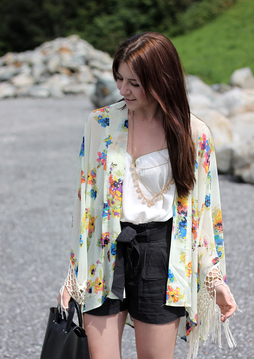 whoismocca, fashionblog tirol, fashionblog österreich, asos kimono, blumen fransen kimono, high heels sandaletten H&M, High waist shorts H&M, Shirt Satin New Yorker, Kette Forever21, Shopper & other stores, Great Lengths Extensions