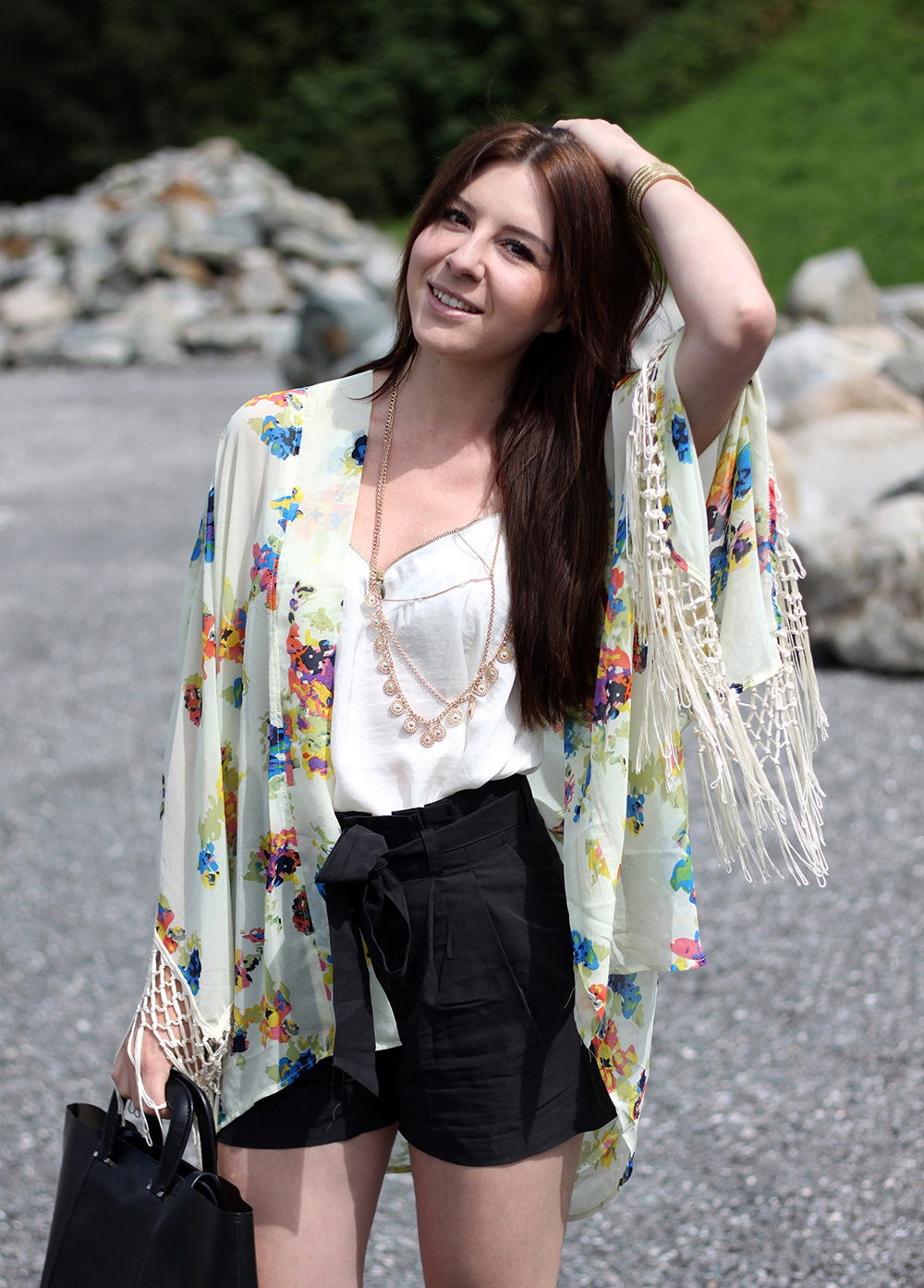 whoismocca, fashionblog tirol, fashionblog österreich, asos kimono, blumen fransen kimono, high heels sandaletten H&M, High waist shorts H&M, Shirt Satin New Yorker, Kette Forever21, Shopper & other stores, Great Lengths Extensions