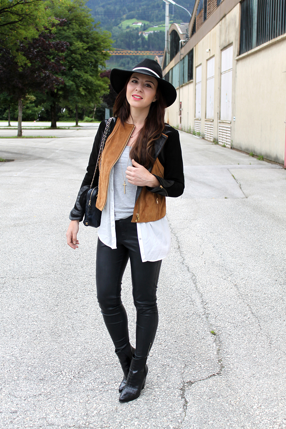 who is mocca, fashionblog tirol, fashionblog österreich, lederhose warehouse, boots asos, lederjacke H&M Trend spring collection, weiße lange Bluse, Basic Shirt, Ketten, Fedora Hut, blaue Chanel Vintage Tasche