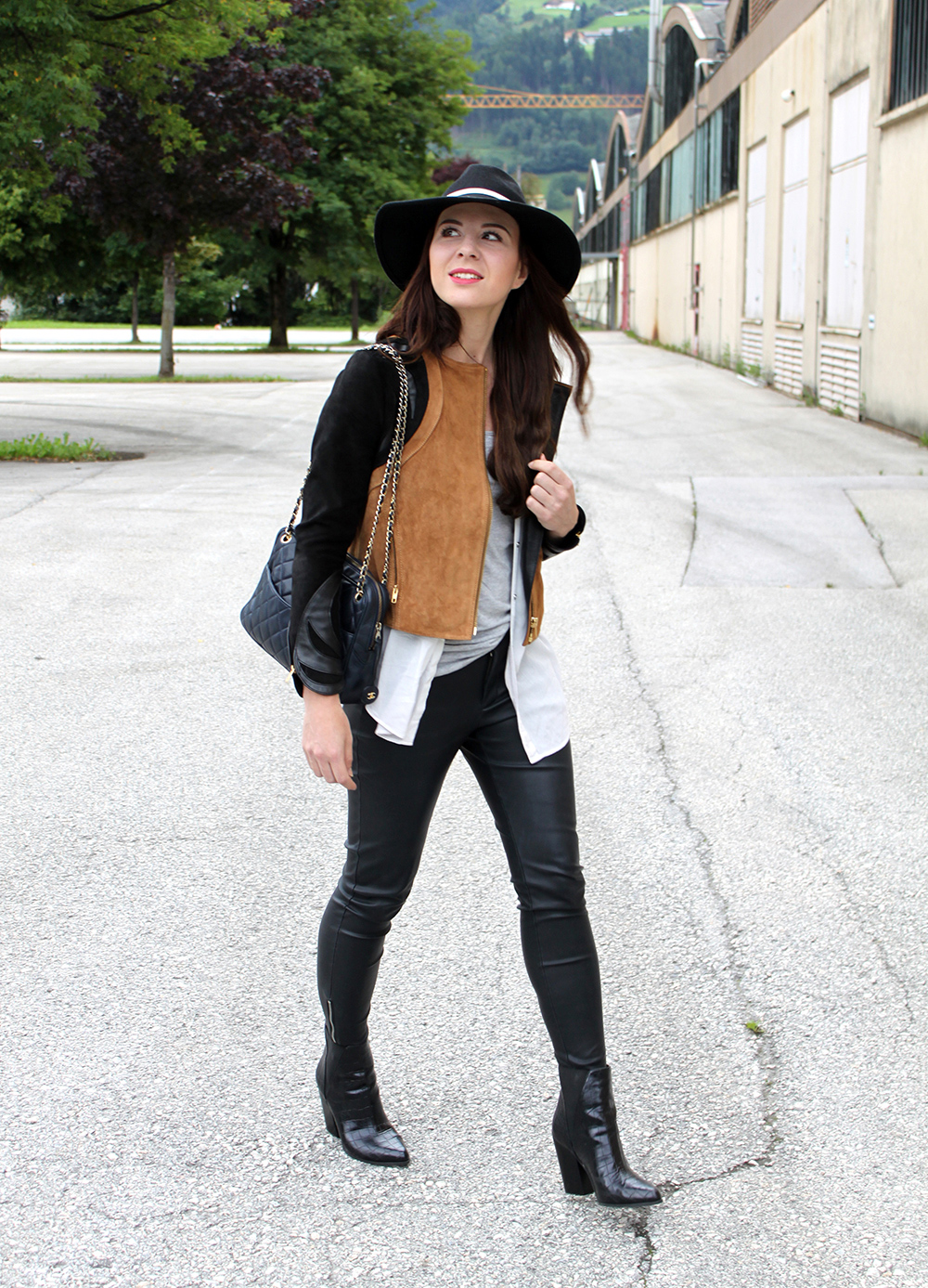 who is mocca, fashionblog tirol, fashionblog österreich, lederhose warehouse, boots asos, lederjacke H&M Trend spring collection, weiße lange Bluse, Basic Shirt, Ketten, Fedora Hut, Chanel Vintage Tasche