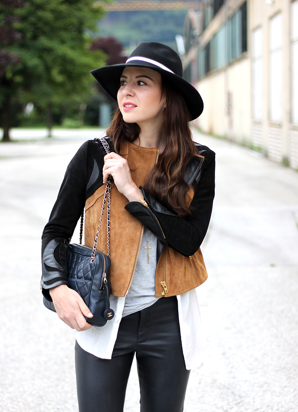 who is mocca, fashionblog tirol, fashionblog österreich, lederhose warehouse, boots asos, lederjacke H&M Trend spring collection, weiße lange Bluse, Basic Shirt, Ketten, Fedora Hut, Chanel Vintage Tasche