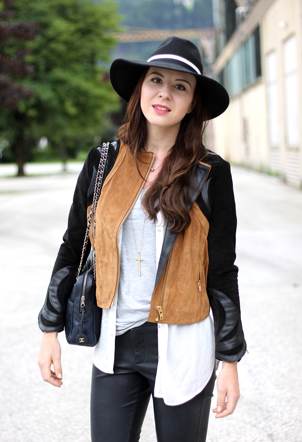 who is mocca, fashionblog tirol, fashionblog österreich, lederhose warehouse, boots asos, lederjacke H&M Trend spring collection, weiße lange Bluse, Basic Shirt, Ketten, Fedora Hut, blaue Chanel Vintage Tasche