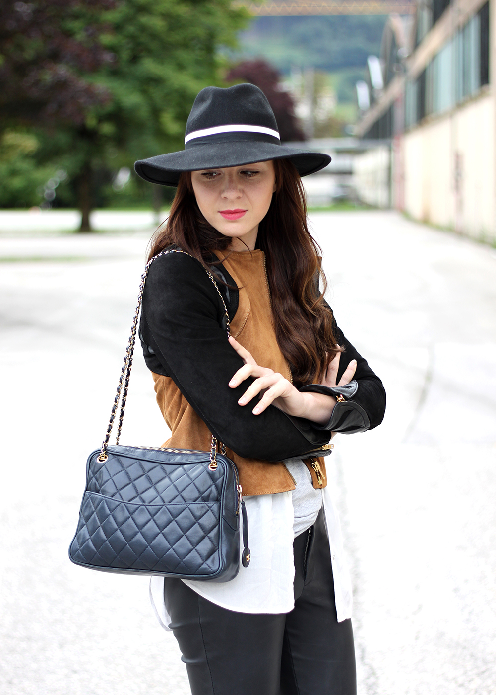 who is mocca, fashionblog tirol, fashionblog österreich, lederhose warehouse, boots asos, lederjacke H&M Trend spring collection, weiße lange Bluse, Basic Shirt, Ketten, Fedora Hut, blaue Chanel Vintage Tasche