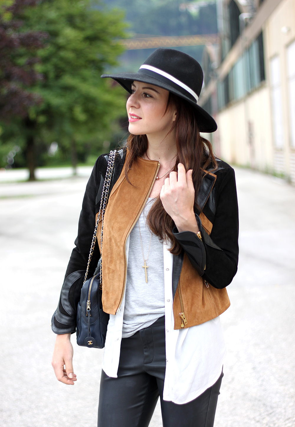 who is mocca, fashionblog tirol, fashionblog österreich, lederhose warehouse, boots asos, lederjacke H&M Trend spring collection, weiße lange Bluse, Basic Shirt, Ketten, Fedora Hut, blaue Chanel Vintage Tasche