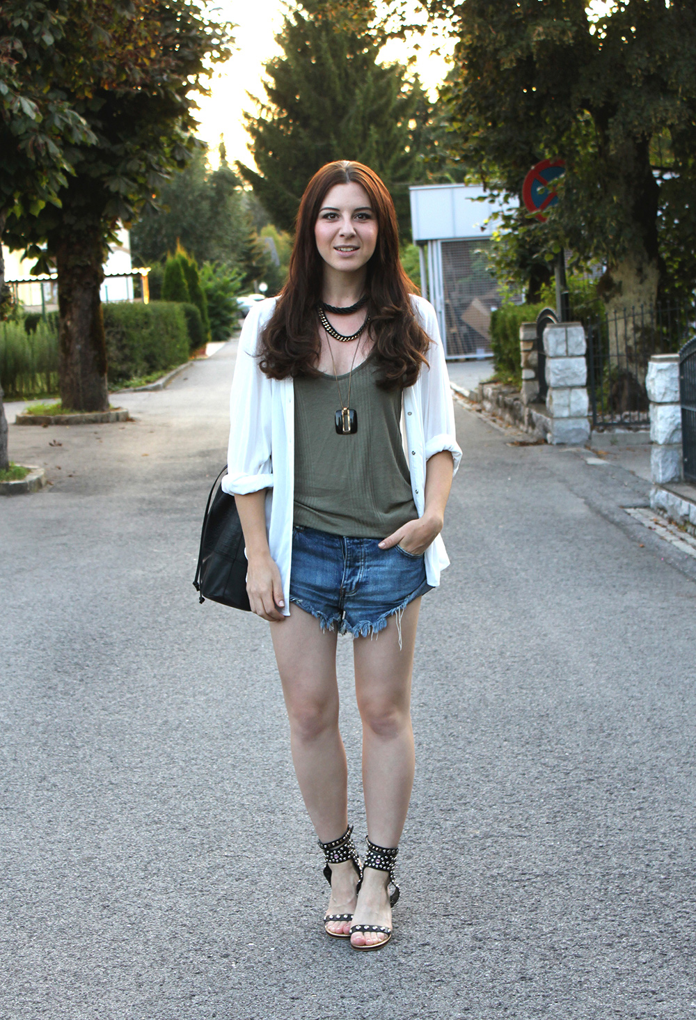 who is mocca, fashionblog österreich, fashionblog tirol, one teaspoon denim shorts, zara top sale khaki, bluse H&M weiss, isabel marant lookalike sandalen, ketten, layered necklaces, great lengths extensions, beuteltasche pieces, bucket bag sarenza