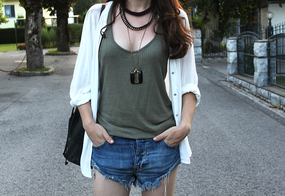 who is mocca, fashionblog österreich, fashionblog tirol, one teaspoon denim shorts, zara top sale khaki, bluse H&M weiss, isabel marant lookalike sandalen, ketten, layered necklaces, great lengths extensions, beuteltasche pieces, bucket bag sarenza