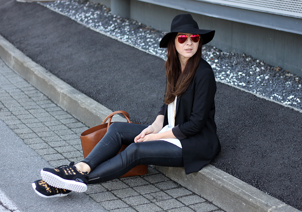 who is mocca, fashionblog tirol, fashionblog österreich, lederhose H&M, Adidas Originals Sneaker, shopper zara, longblazer, lange bluse, fedora hut topshop, ray ban verspiegelte Sonnenbrille, layering, layered necklaces