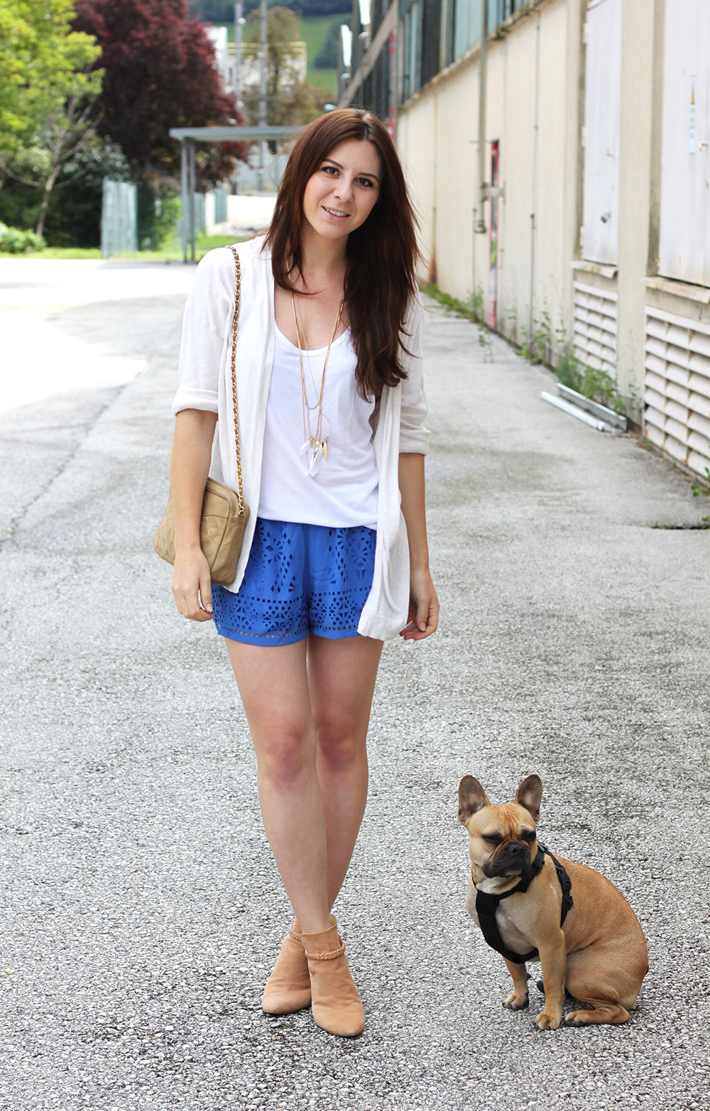 who is mocca, fashionblog tirol, fashionblog österreich, blaue shorts satin plisse blackfive, leinen shirt primark, weiter cardigan H&M, Boots Kaviar Gauche for Zalando, Chanel Vintage Tasche beige, layered necklaces