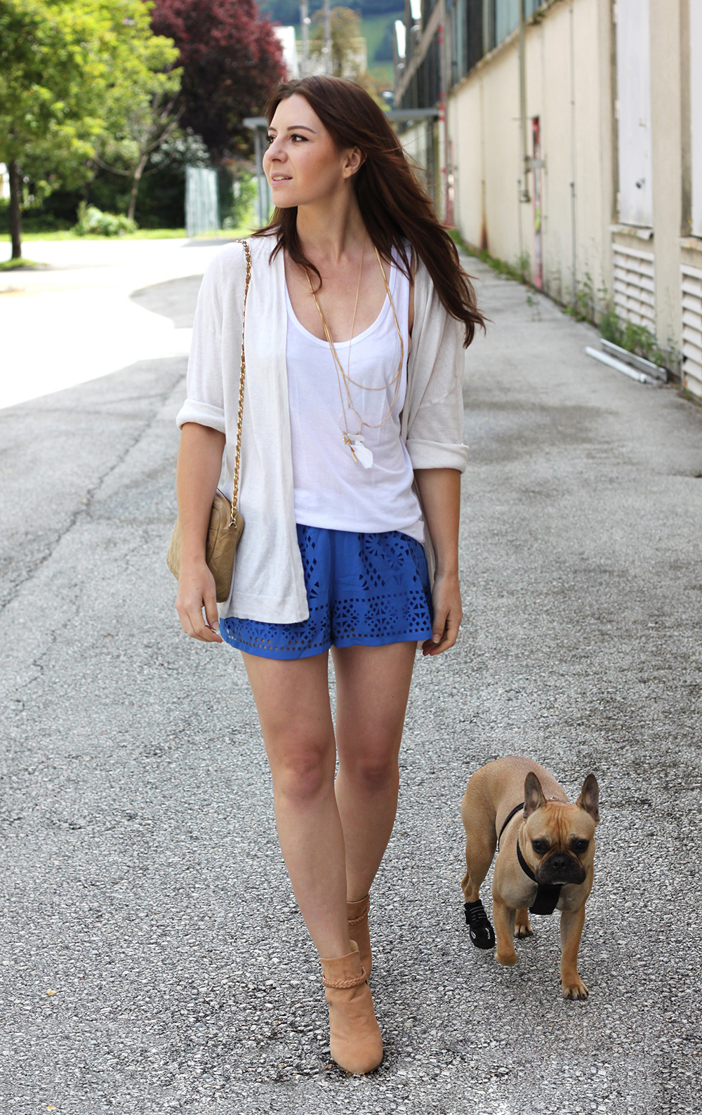 who is mocca, fashionblog tirol, fashionblog österreich, blaue shorts satin plisse blackfive, leinen shirt primark, weiter cardigan H&M, Boots Kaviar Gauche for Zalando, Chanel Vintage Tasche beige, layered necklaces