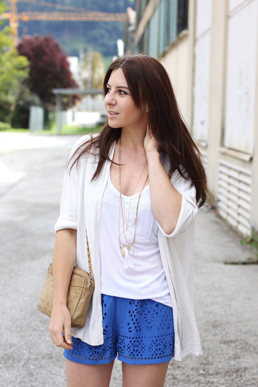 who is mocca, fashionblog tirol, fashionblog österreich, blaue shorts satin plisse blackfive, leinen shirt primark, weiter cardigan H&M, Boots Kaviar Gauche for Zalando, Chanel Vintage Tasche beige, layered necklaces