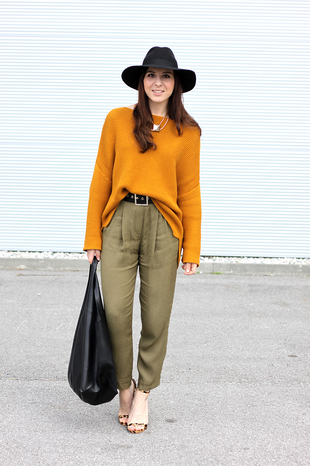 who is mocca, fashionblog tirol, fashionblog österreich, senfgelber strickpullover, high waist, hohe bundfaltenhose, leoparden high heels steve madden, shopper mango, hut fedora topshop, taillengürtel H&M