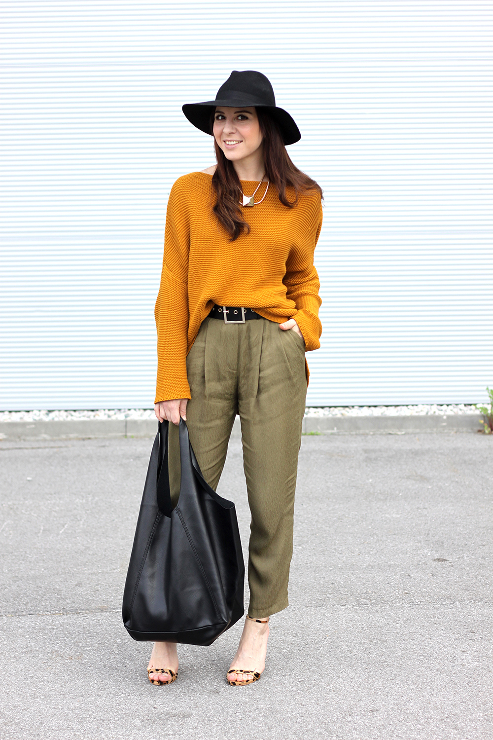 who is mocca, fashionblog tirol, fashionblog österreich, senfgelber strickpullover, high waist, hohe bundfaltenhose, leoparden high heels steve madden, shopper mango, hut fedora topshop, taillengürtel H&M