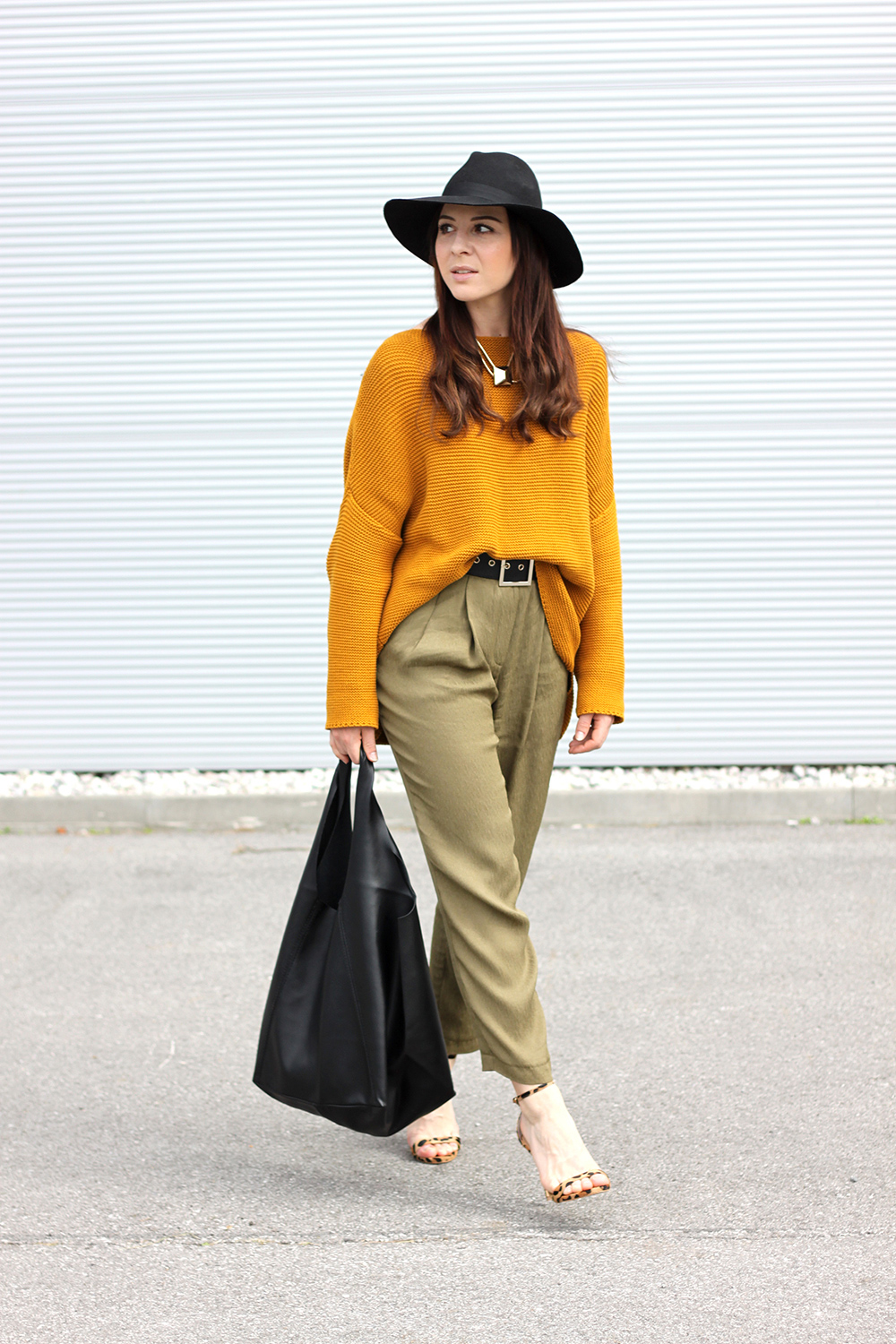 who is mocca, fashionblog tirol, fashionblog österreich, senfgelber strickpullover, high waist, hohe bundfaltenhose, leoparden high heels steve madden, shopper mango, hut fedora topshop, taillengürtel H&M