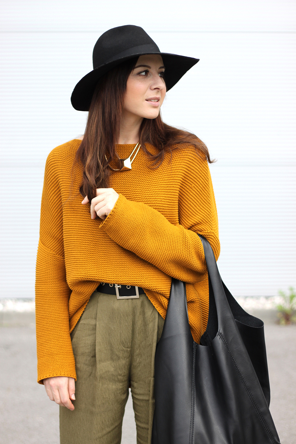 who is mocca, fashionblog tirol, fashionblog österreich, senfgelber strickpullover, high waist, hohe bundfaltenhose, leoparden high heels steve madden, shopper mango, hut fedora topshop, taillengürtel H&M