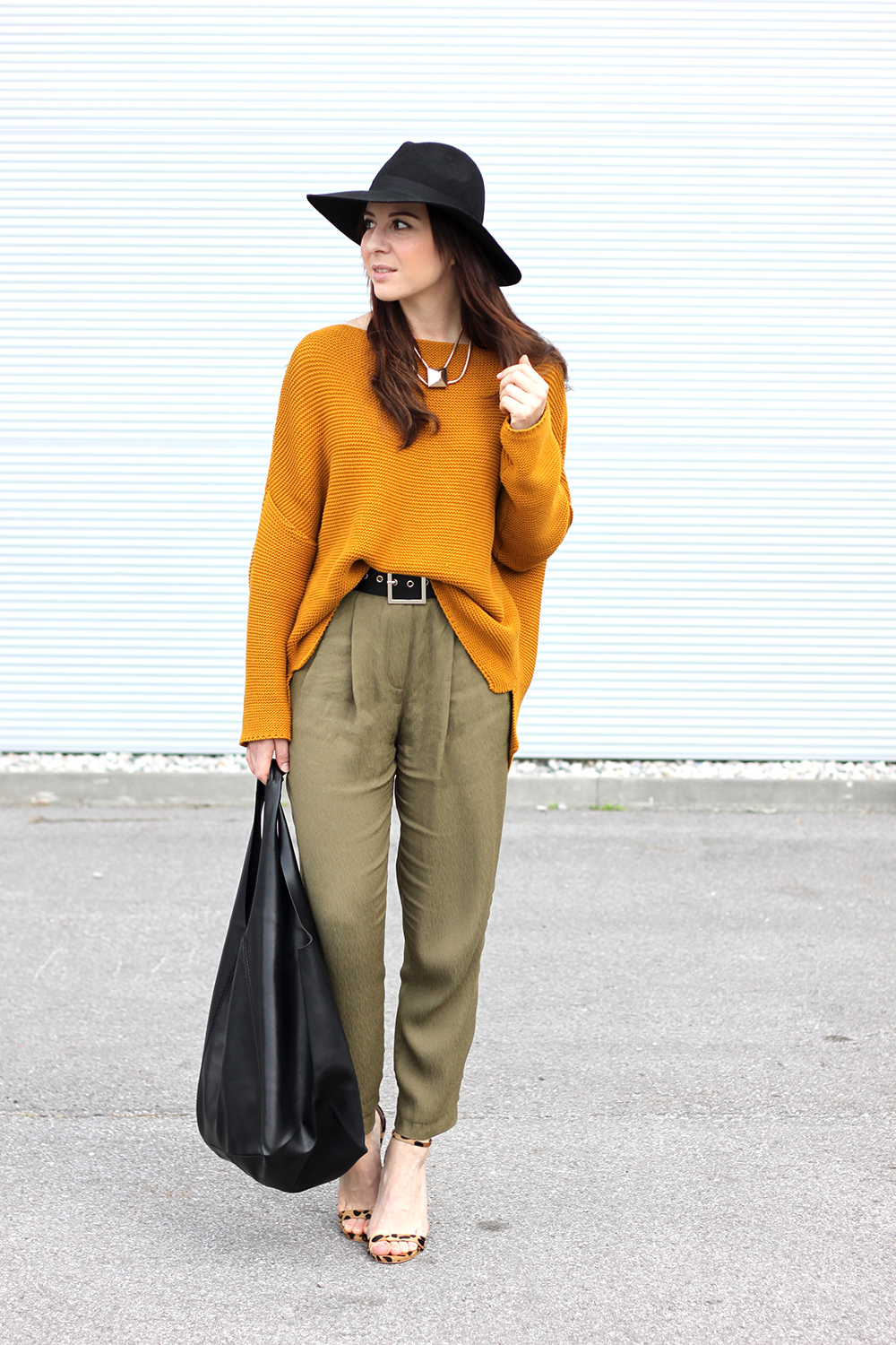 who is mocca, fashionblog tirol, fashionblog österreich, senfgelber strickpullover, high waist, hohe bundfaltenhose, leoparden high heels steve madden, shopper mango, hut fedora topshop, taillengürtel H&M