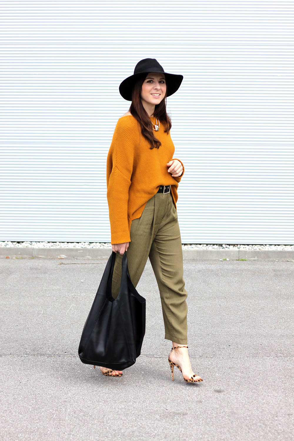 who is mocca, fashionblog tirol, fashionblog österreich, senfgelber strickpullover, high waist, hohe bundfaltenhose, leoparden high heels steve madden, shopper mango, hut fedora topshop, taillengürtel H&M