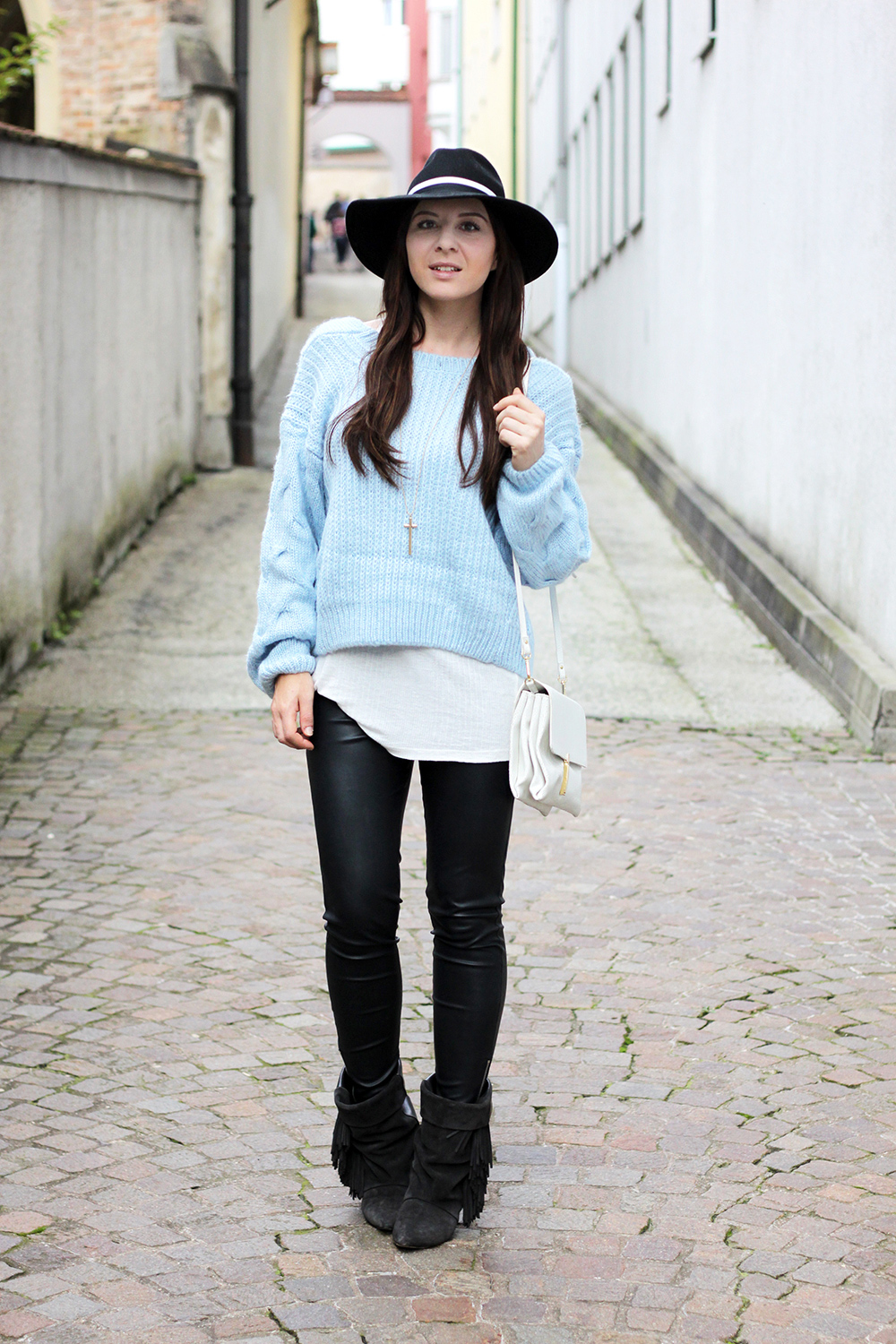 who is mocca, fashionblog tirol, lederhose warehouse, isabel marant pour H&M boots, choies pullover rückenfrei, babyblauer Strickpullover, Topshop Fedora Hut, Zara Ledertasche, Great Lengths Extensions