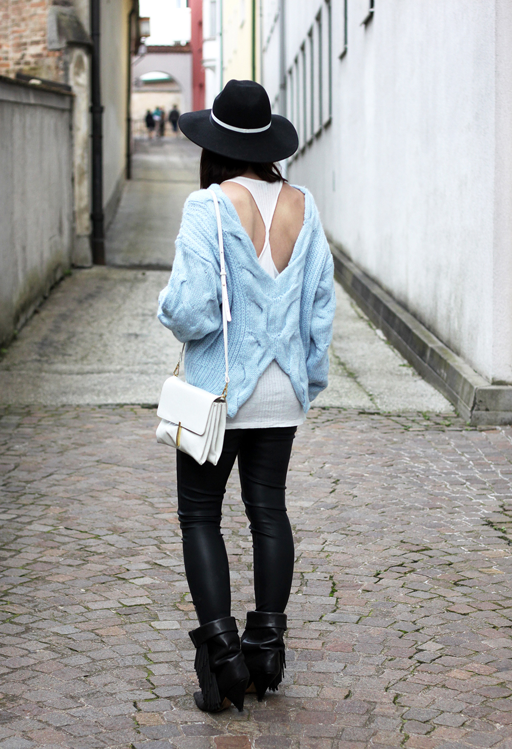 who is mocca, fashionblog tirol, lederhose warehouse, isabel marant pour H&M boots, choies pullover rückenfrei, babyblauer Strickpullover, Topshop Fedora Hut, Zara Ledertasche, Great Lengths Extensions