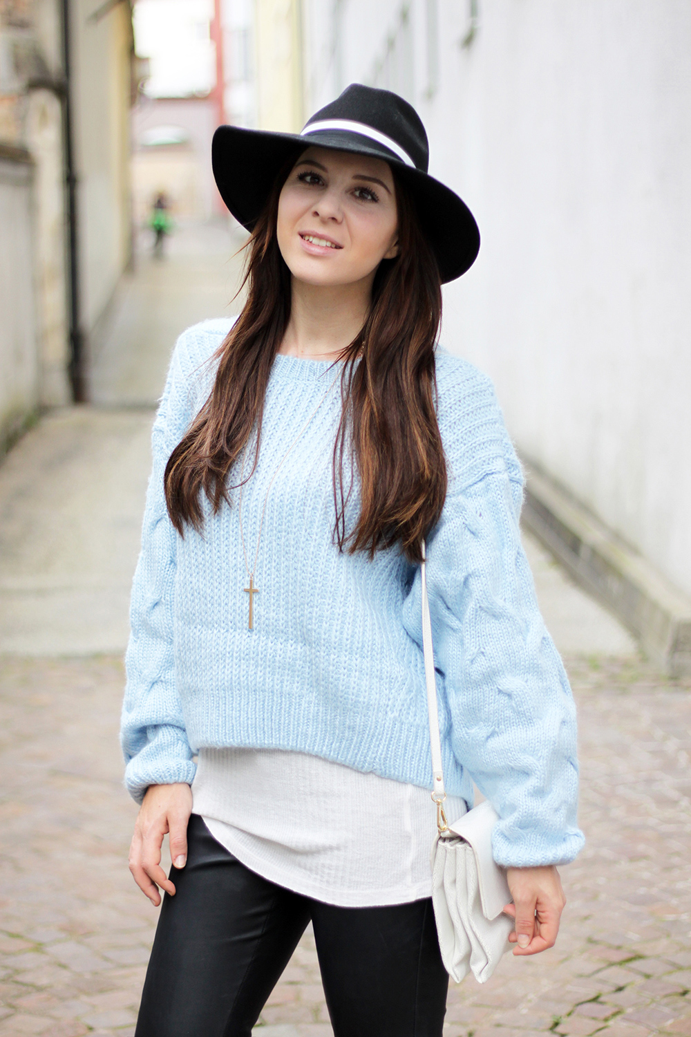 who is mocca, fashionblog tirol, lederhose warehouse, isabel marant pour H&M boots, choies pullover rückenfrei, babyblauer Strickpullover, Topshop Fedora Hut, Zara Ledertasche, Great Lengths Extensions