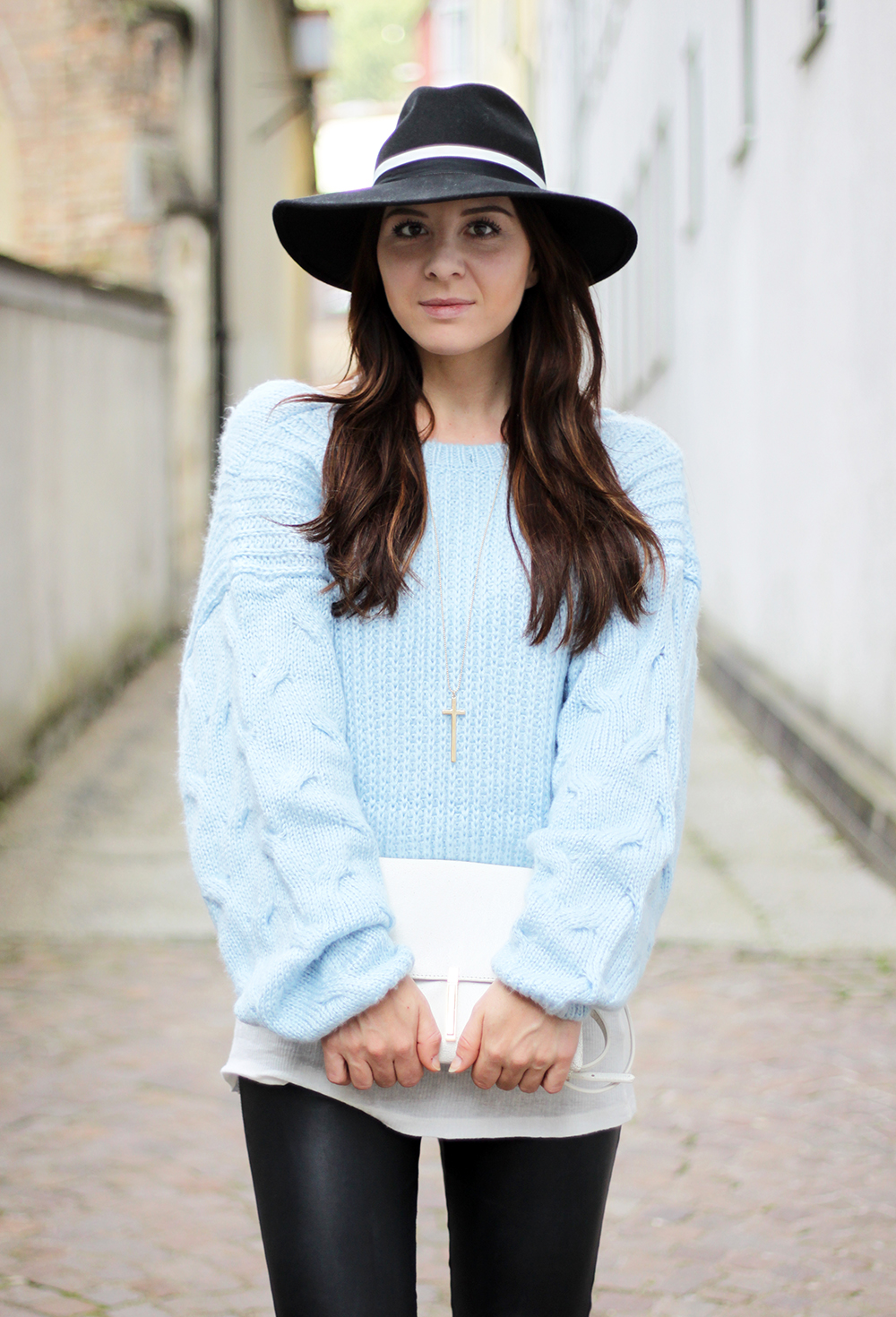 who is mocca, fashionblog tirol, lederhose warehouse, isabel marant pour H&M boots, choies pullover rückenfrei, babyblauer Strickpullover, Topshop Fedora Hut, Zara Ledertasche, Great Lengths Extensions