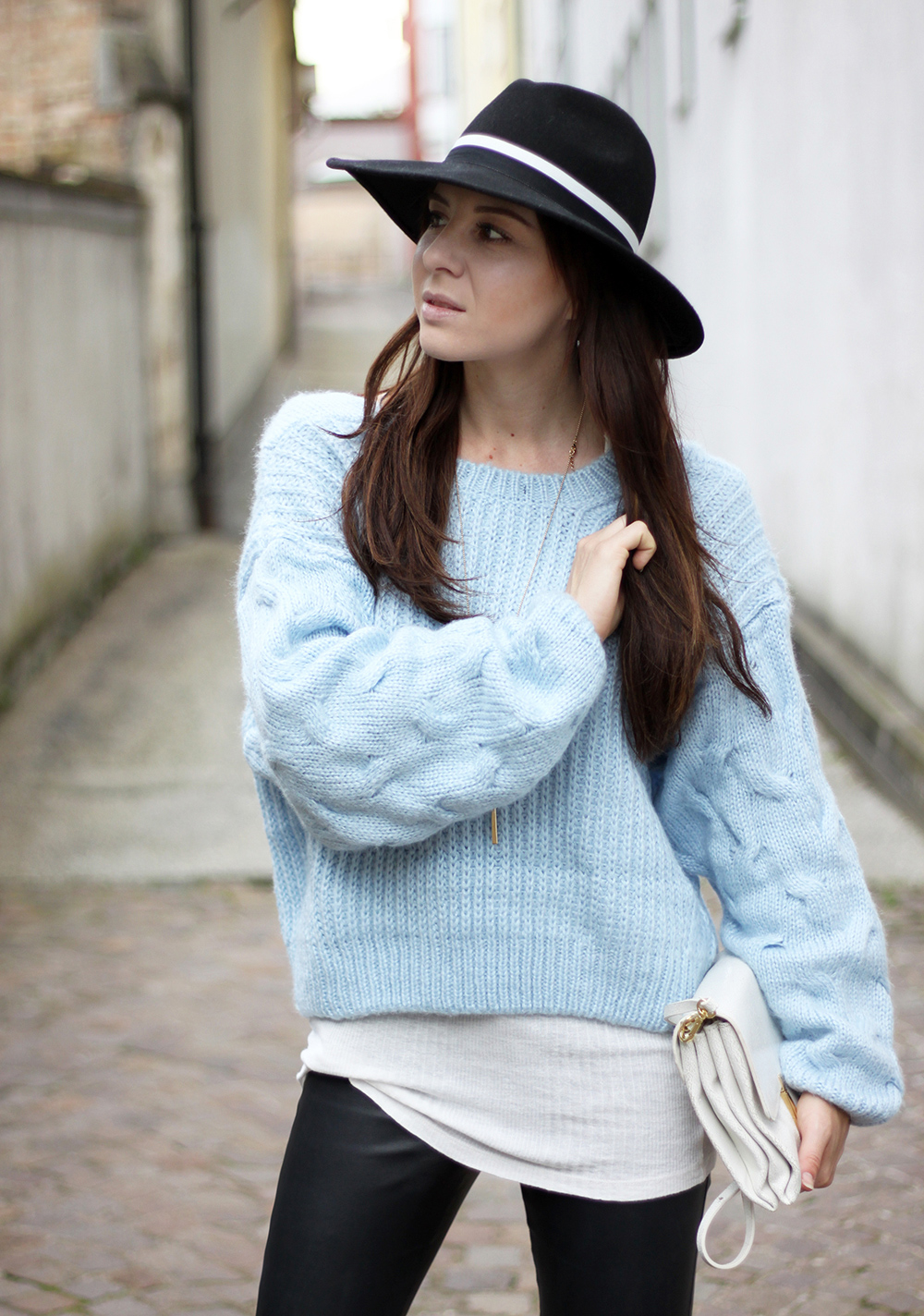 who is mocca, fashionblog tirol, lederhose warehouse, isabel marant pour H&M boots, choies pullover rückenfrei, babyblauer Strickpullover, Topshop Fedora Hut, Zara Ledertasche, Great Lengths Extensions