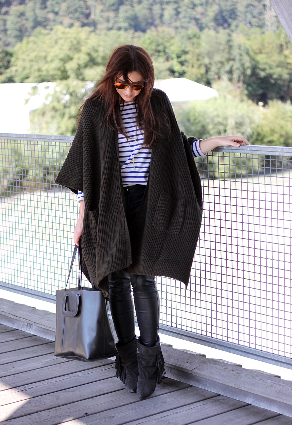 who is mocca, fashionblog tirol, fashionblog österreich, lederhose warehouse H&M, isabel marant pour H&M Boots, shopper & other stories, cape poncho strick asos, streifenshirt, kette, ray ban, great lengths extensions