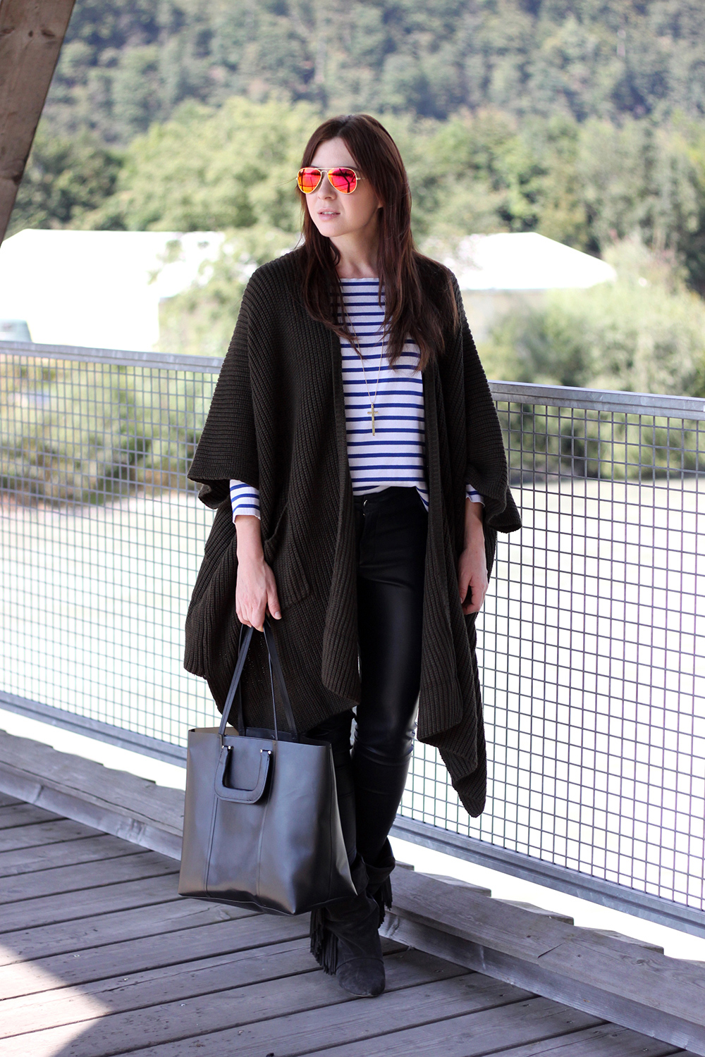 who is mocca, fashionblog tirol, fashionblog österreich, lederhose warehouse H&M, isabel marant pour H&M Boots, shopper & other stories, cape poncho strick asos, streifenshirt, kette, ray ban, great lengths extensions