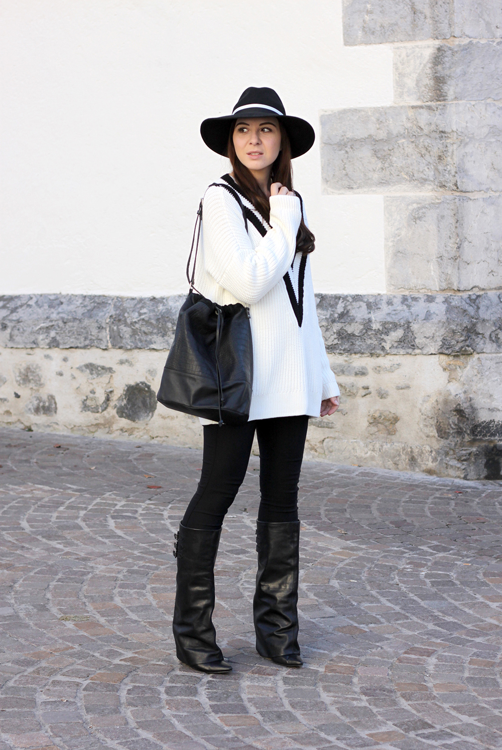 who is mocca, fashionblog tirol, beautyblog, interiorblog, leggings, givenchy stiefel aldo, v ausschnitt pullover schwarz weiß, fedora hut topshop, beuteltasche pieces sarenza bucket bag