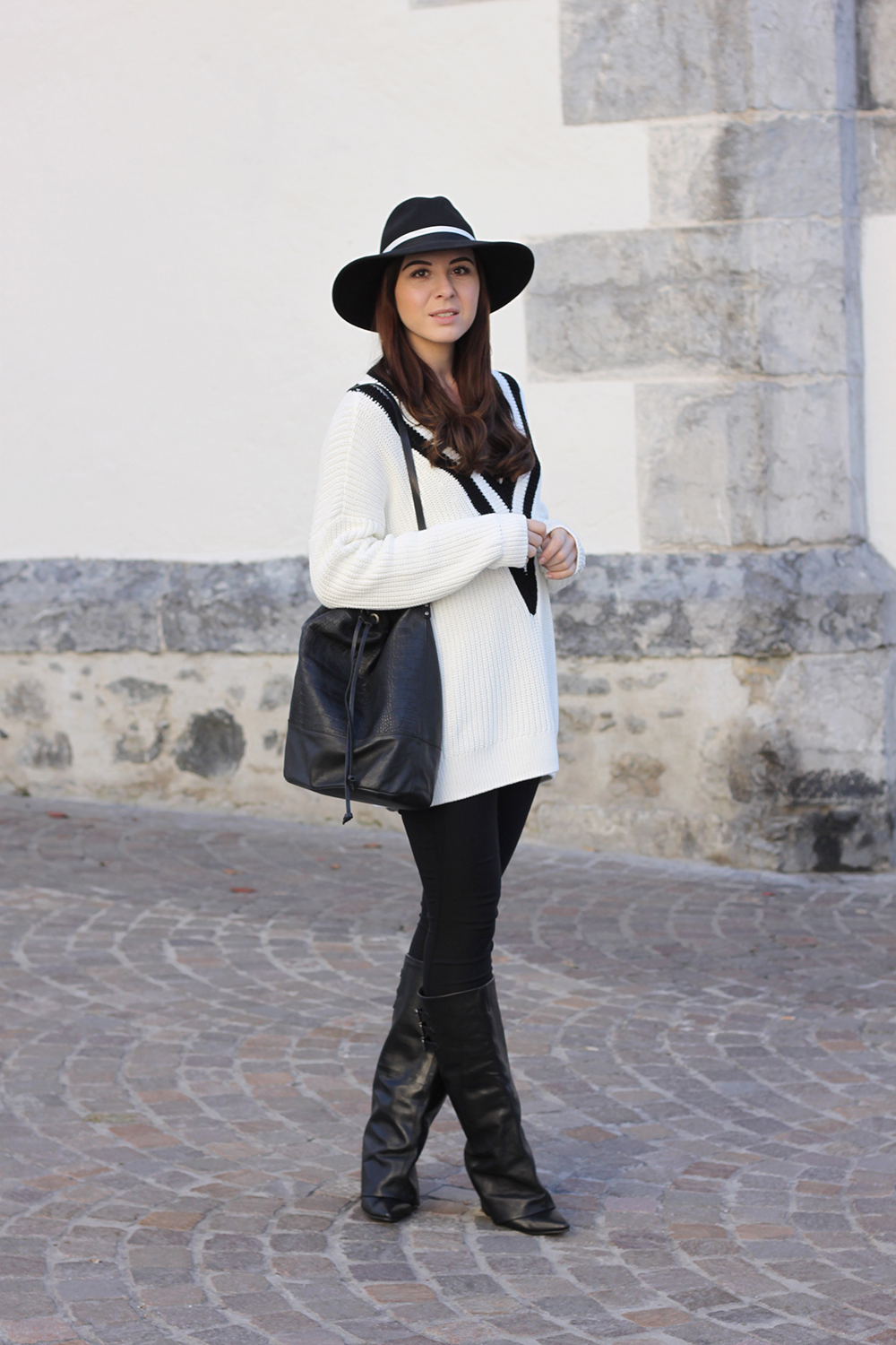 who is mocca, fashionblog tirol, beautyblog, interiorblog, leggings, givenchy stiefel aldo, v ausschnitt pullover schwarz weiß, fedora hut topshop, beuteltasche pieces sarenza bucket bag