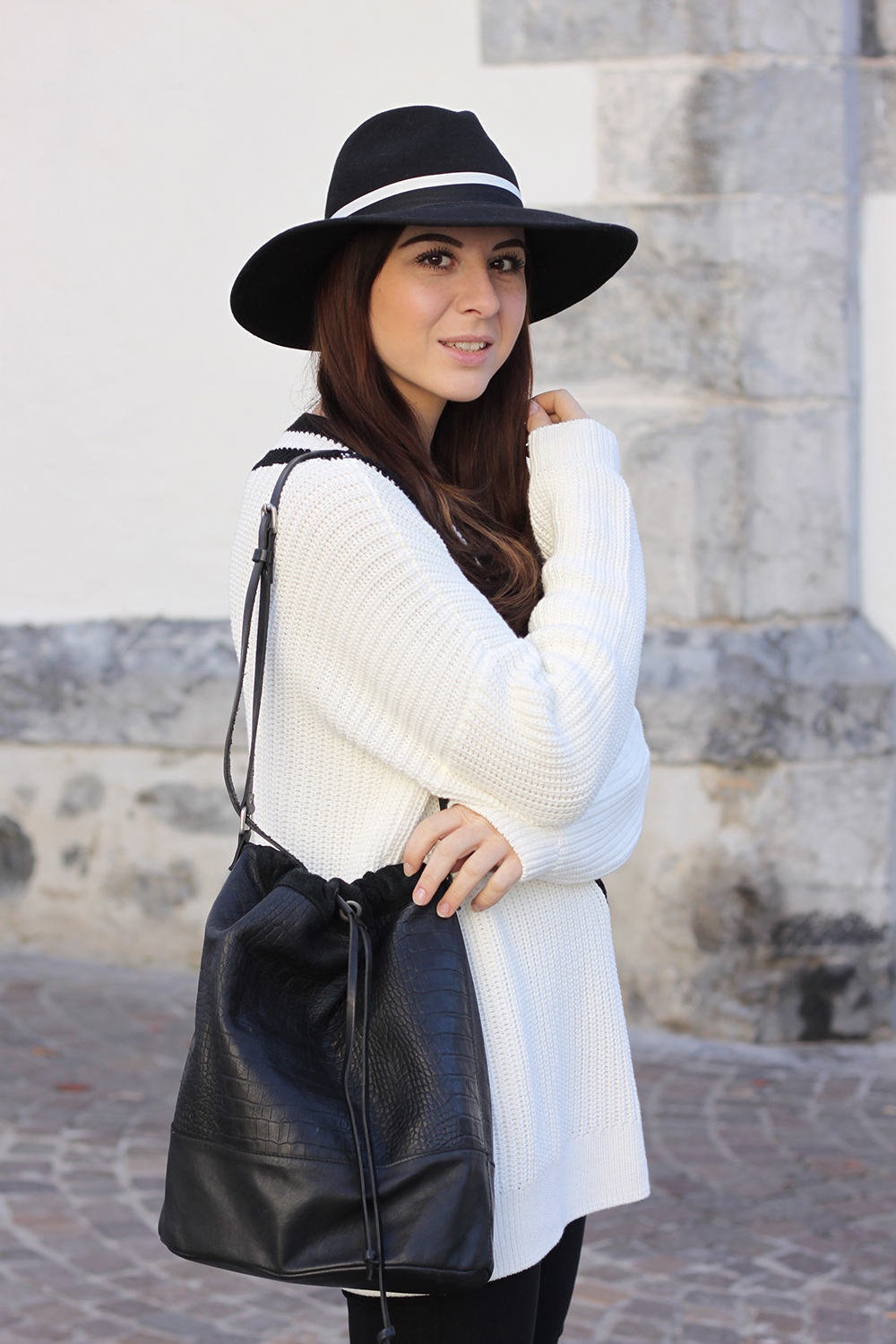 who is mocca, fashionblog tirol, beautyblog, interiorblog, leggings, givenchy stiefel aldo, v ausschnitt pullover schwarz weiß, fedora hut topshop, beuteltasche pieces sarenza bucket bag