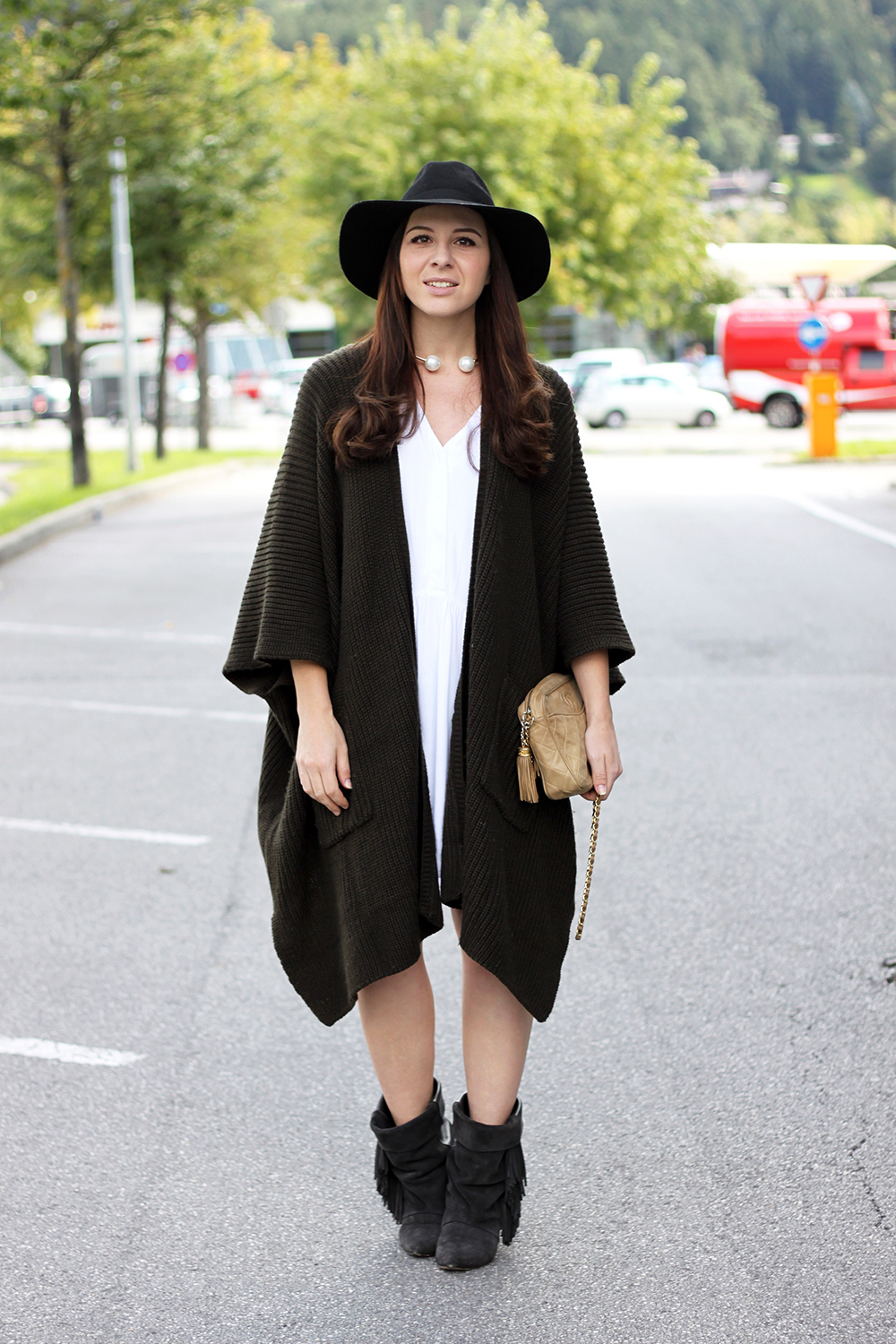 who is mocca, fashionblog tirol, beautyblog, interiorblog, sommerkleid herbst, cape asos strickcape, zara kleid weiss, chanel vintage tasche kaufen, isabel marant pour h&m boots, andrew boots, fedora hut topshop