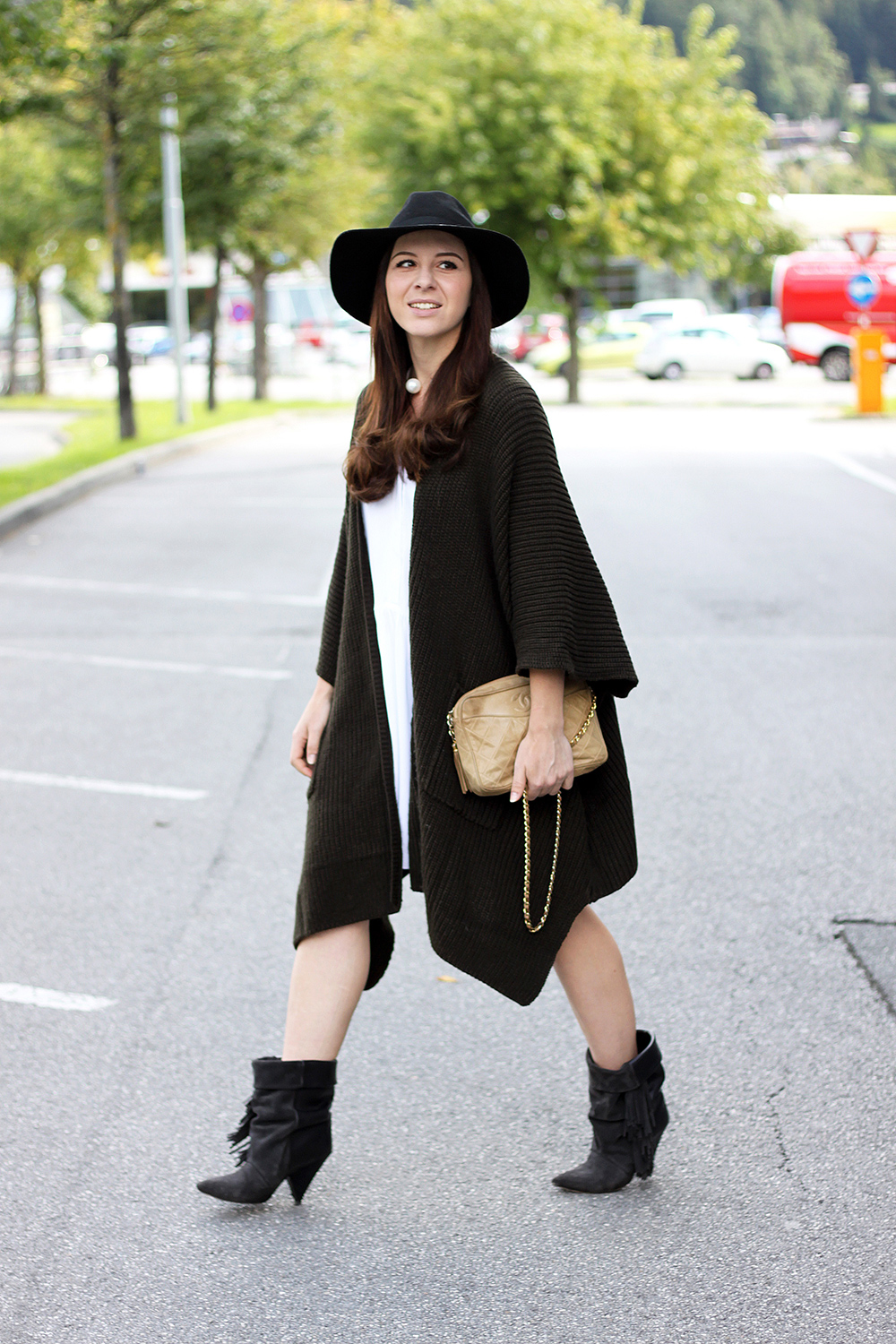 who is mocca, fashionblog tirol, beautyblog, interiorblog, sommerkleid herbst, cape asos strickcape, zara kleid weiss, chanel vintage tasche kaufen, isabel marant pour h&m boots, andrew boots, fedora hut topshop