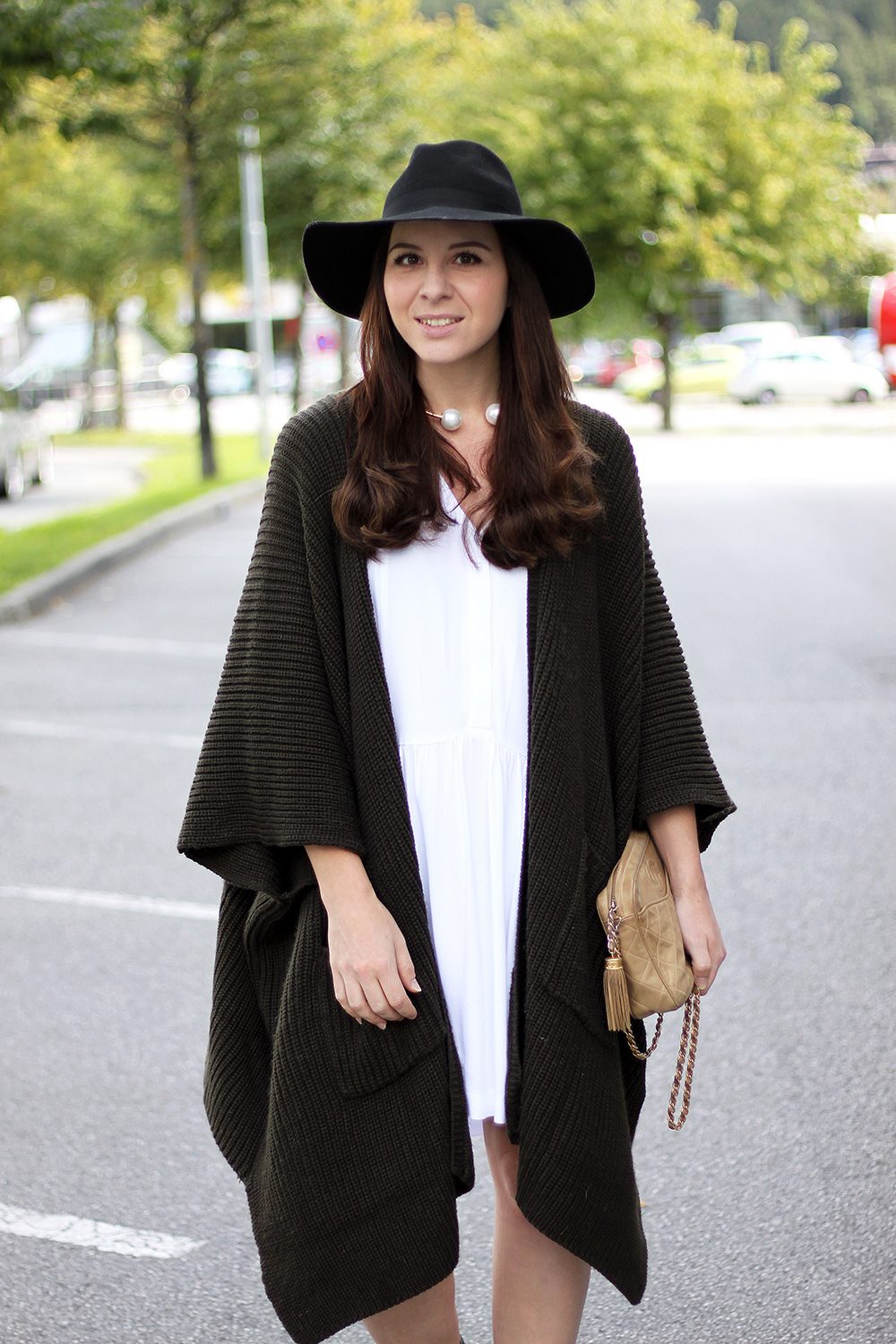 who is mocca, fashionblog tirol, beautyblog, interiorblog, sommerkleid herbst, cape asos strickcape, zara kleid weiss, chanel vintage tasche kaufen, isabel marant pour h&m boots, andrew boots, fedora hut topshop