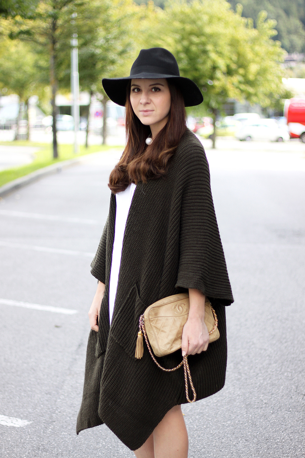 who is mocca, fashionblog tirol, beautyblog, interiorblog, sommerkleid herbst, cape asos strickcape, zara kleid weiss, chanel vintage tasche kaufen, isabel marant pour h&m boots, andrew boots, fedora hut topshop