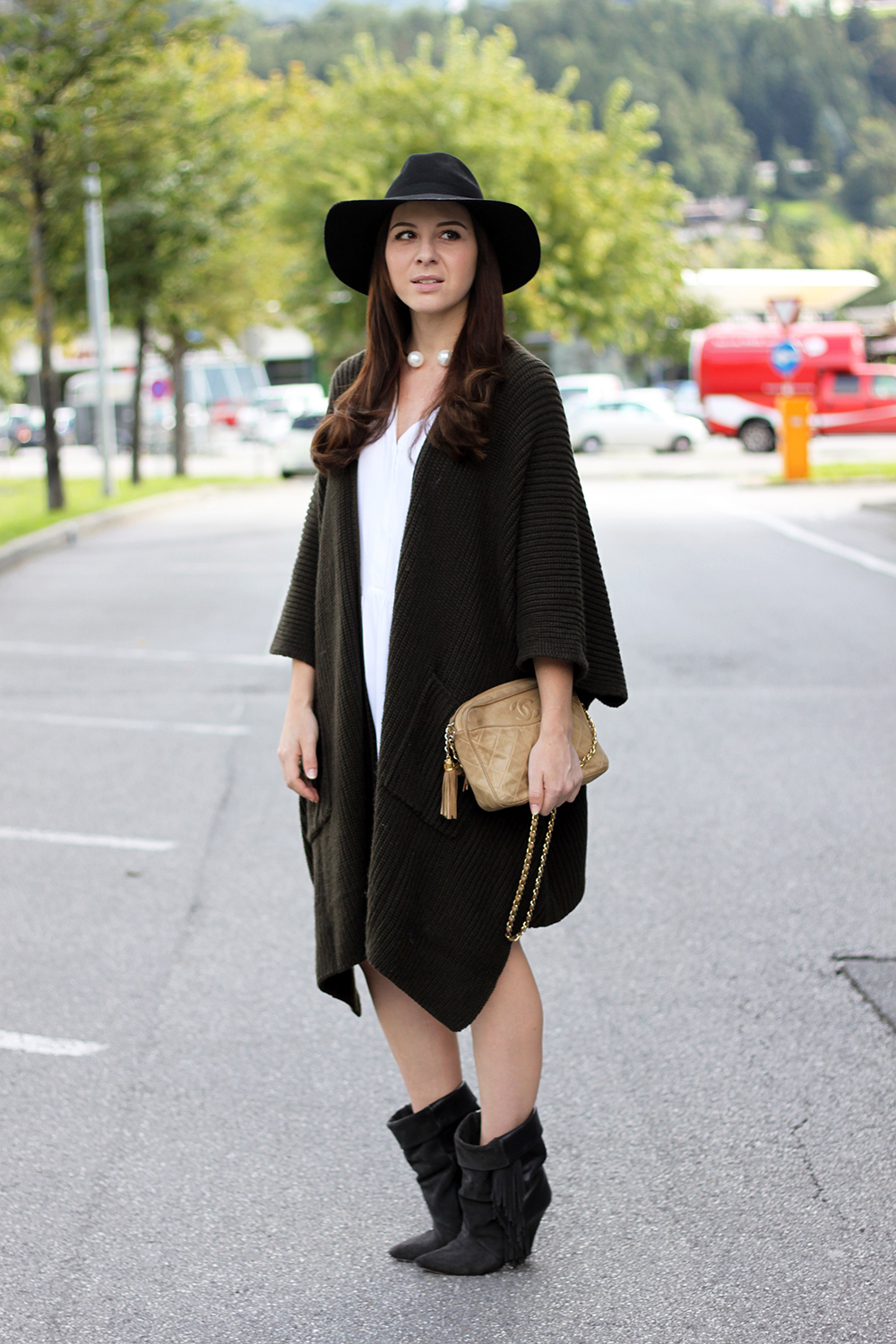 whoismocca-fashionblog-tirol-austria-cape-asos-kleid-zara-isabelmarantpourhm-boots-fringe-chanel-vintage-tasche-09