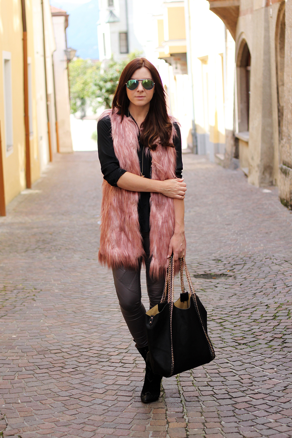 who is mocca, fashionblog tirol, fashionblog oesterreich, fakefur weste anna scott, lederhose only zalando, boots zara isabel marant stil, laura scott kettentasche ottoversand, seidenbluse zara, great lengths extensions, cross kreuz kette H&M, Sonnenbrille Mango