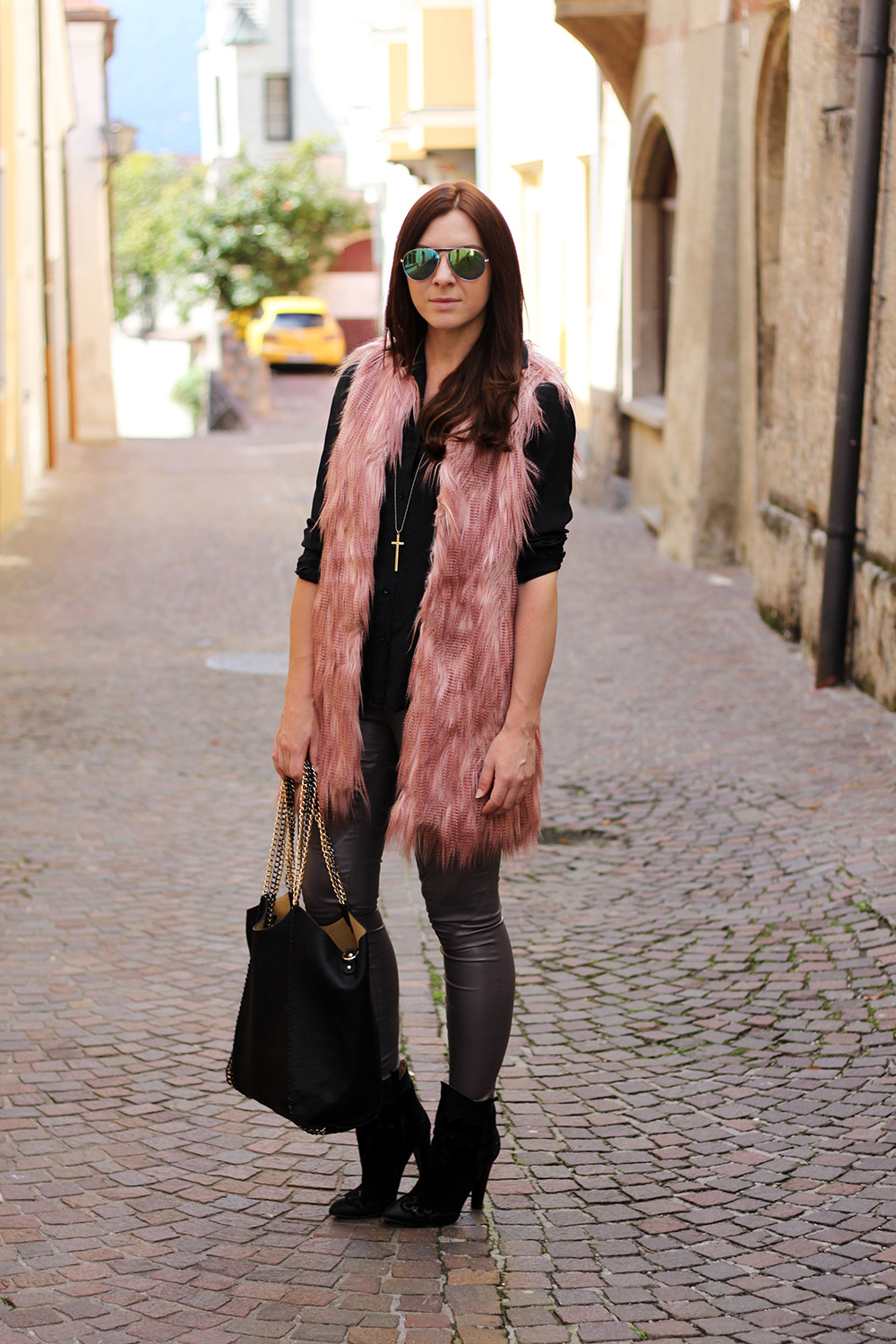 who is mocca, fashionblog tirol, fashionblog oesterreich, fakefur weste anna scott, lederhose only zalando, boots zara isabel marant stil, laura scott kettentasche ottoversand, seidenbluse zara, great lengths extensions, cross kreuz kette H&M, Sonnenbrille Mango