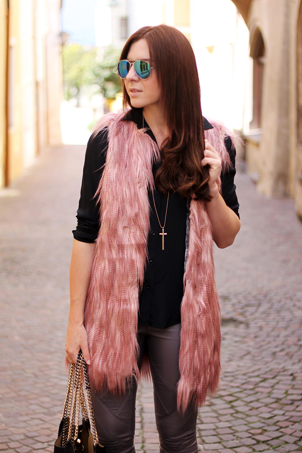 who is mocca, fashionblog tirol, fashionblog oesterreich, fakefur weste anna scott, lederhose only zalando, boots zara isabel marant stil, laura scott kettentasche ottoversand, seidenbluse zara, great lengths extensions, cross kreuz kette H&M, Sonnenbrille Mango