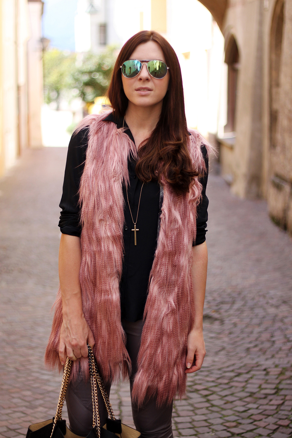 who is mocca, fashionblog tirol, fashionblog oesterreich, fakefur weste anna scott, lederhose only zalando, boots zara isabel marant stil, laura scott kettentasche ottoversand, seidenbluse zara, great lengths extensions, cross kreuz kette H&M, Sonnenbrille Mango