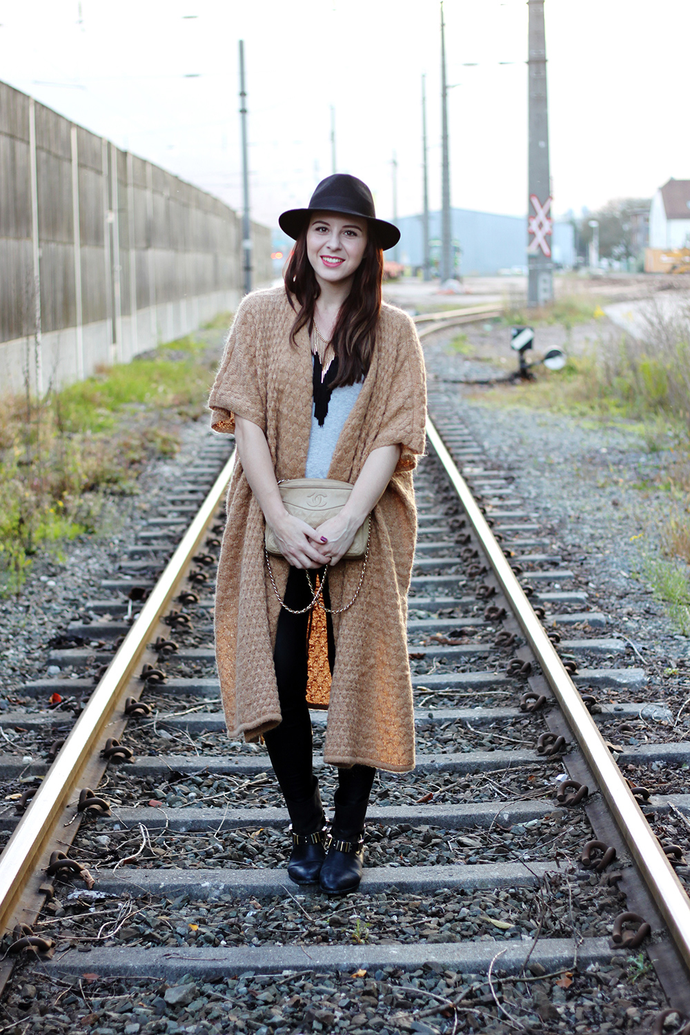 who is mocca, fashionblog, beautyblog, interiorblog, h&M trend cardigan, carvela boots, chanel vintage tasche, lederhose, fedora hut