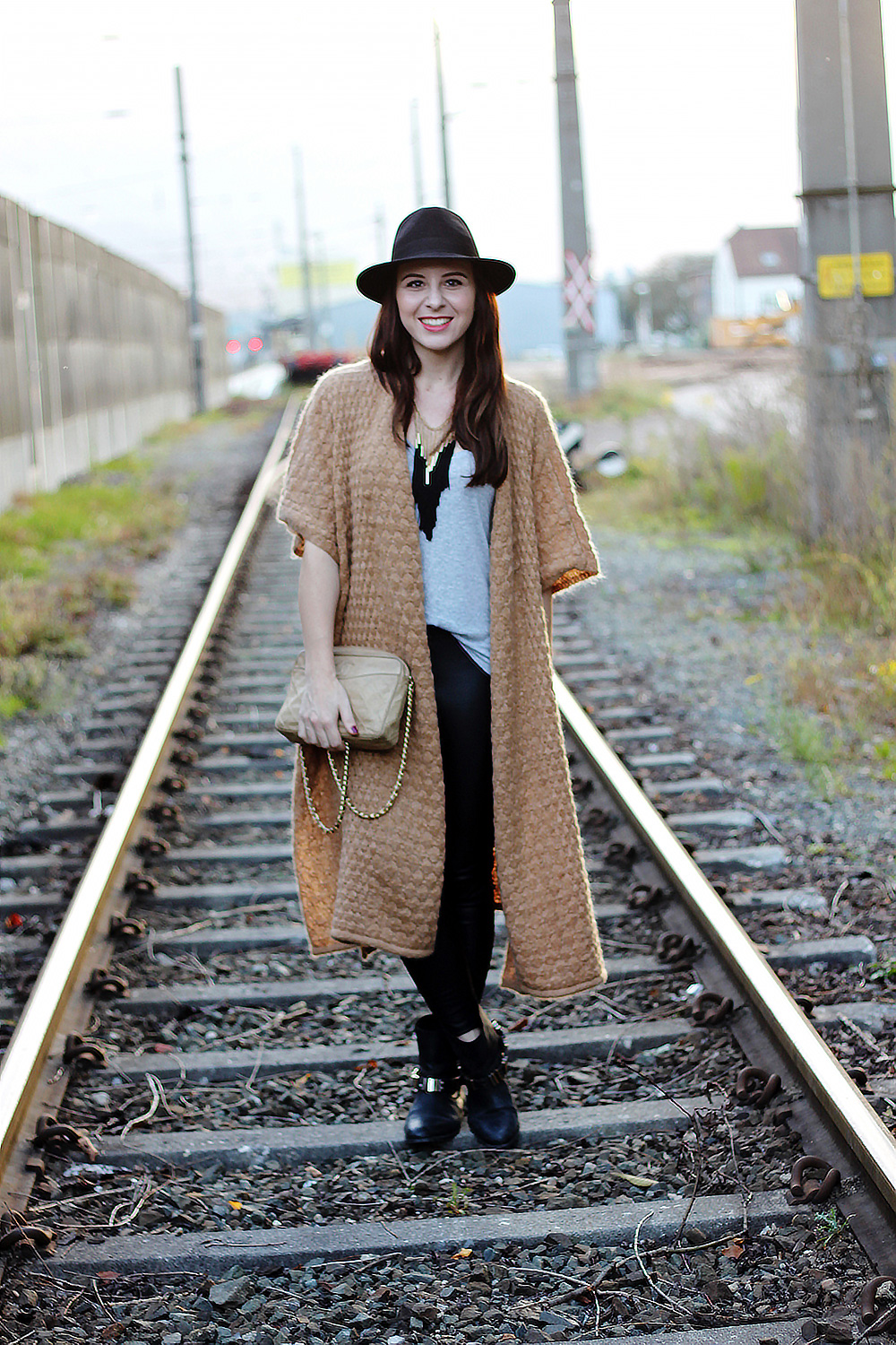 who is mocca, fashionblog, beautyblog, interiorblog, h&M trend cardigan, carvela boots, chanel vintage tasche, lederhose, fedora hut