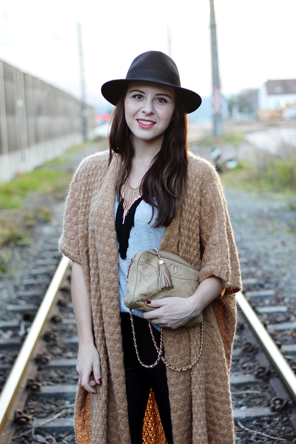 who is mocca, fashionblog, beautyblog, interiorblog, h&M trend cardigan, carvela boots, chanel vintage tasche, lederhose, fedora hut