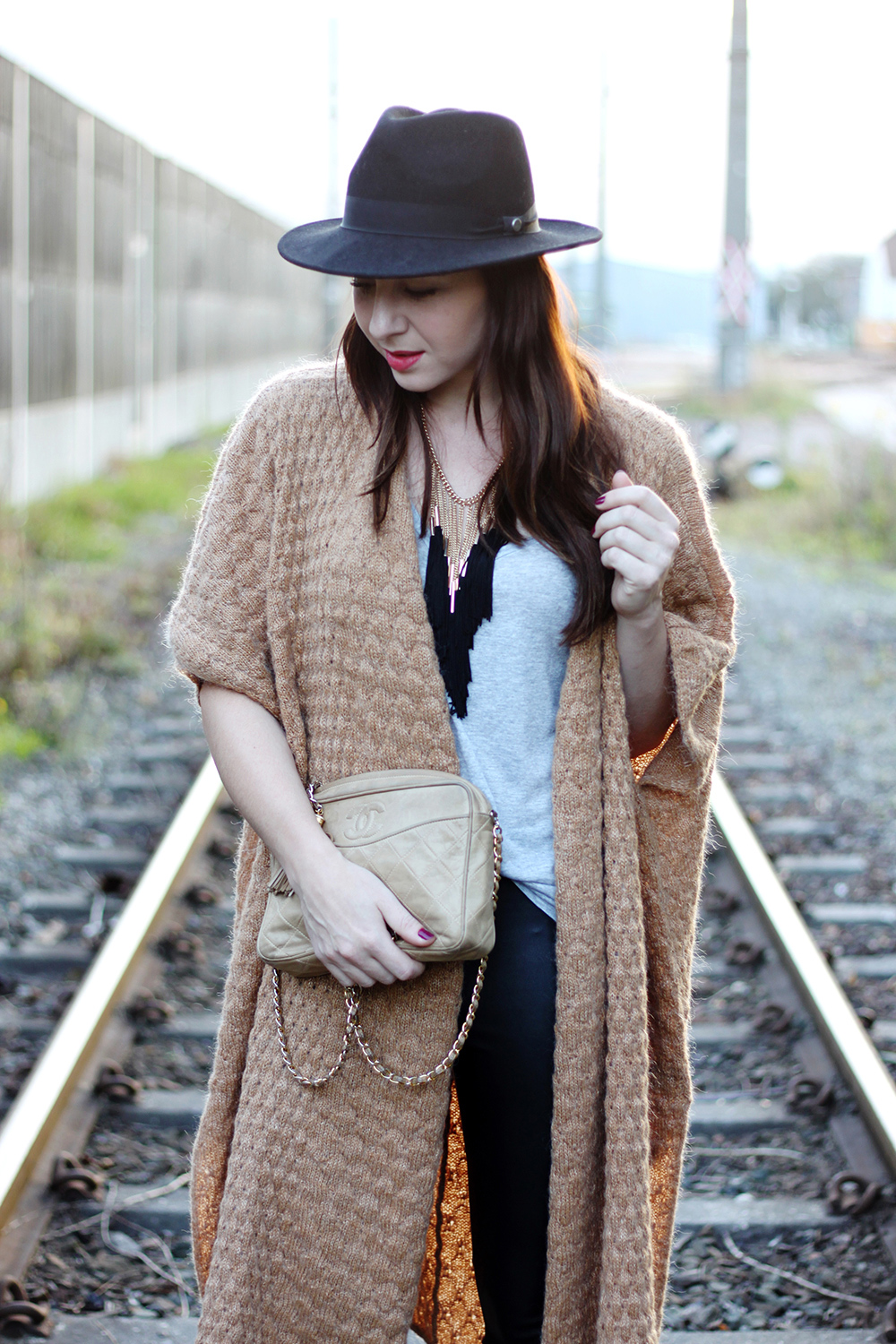 who is mocca, fashionblog, beautyblog, interiorblog, h&M trend cardigan, carvela boots, chanel vintage tasche, lederhose, fedora hut