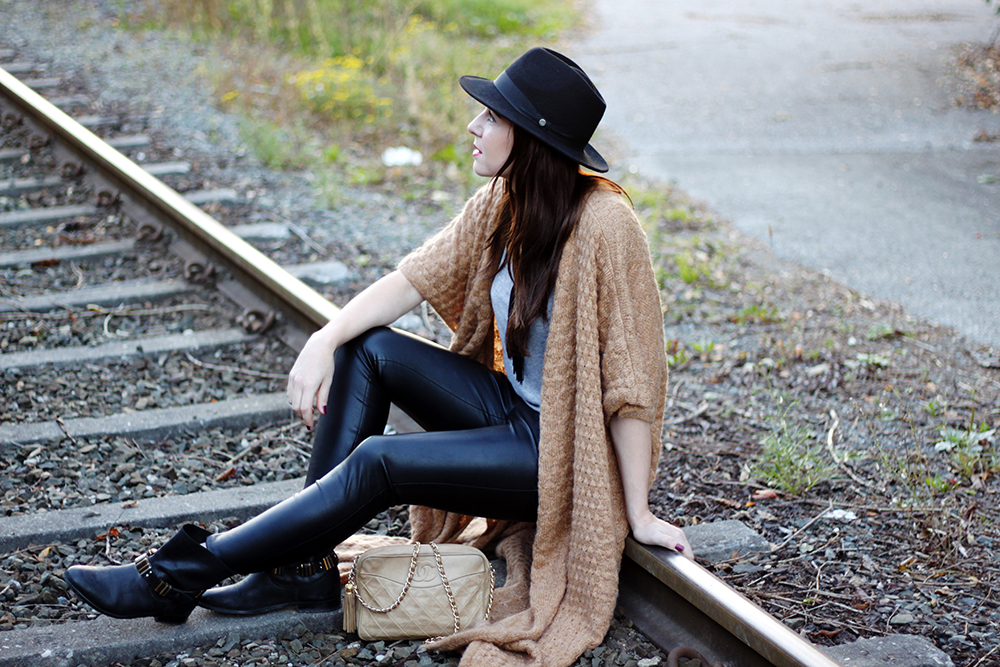 who is mocca, fashionblog, beautyblog, interiorblog, h&M trend cardigan, carvela boots, chanel vintage tasche, lederhose, fedora hut