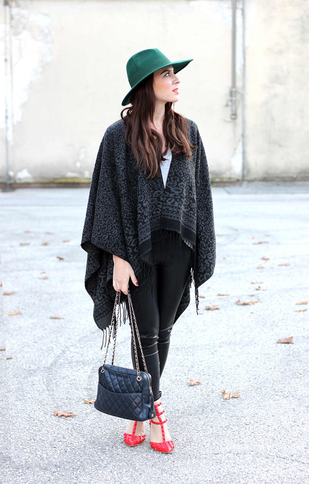 whoismocca fashionblog tirol kitten heels valentino rockstud lookalike rot studded lederhose cape poncho basicshirt chanel vintage tasche camera bag fedorahut gruen asos