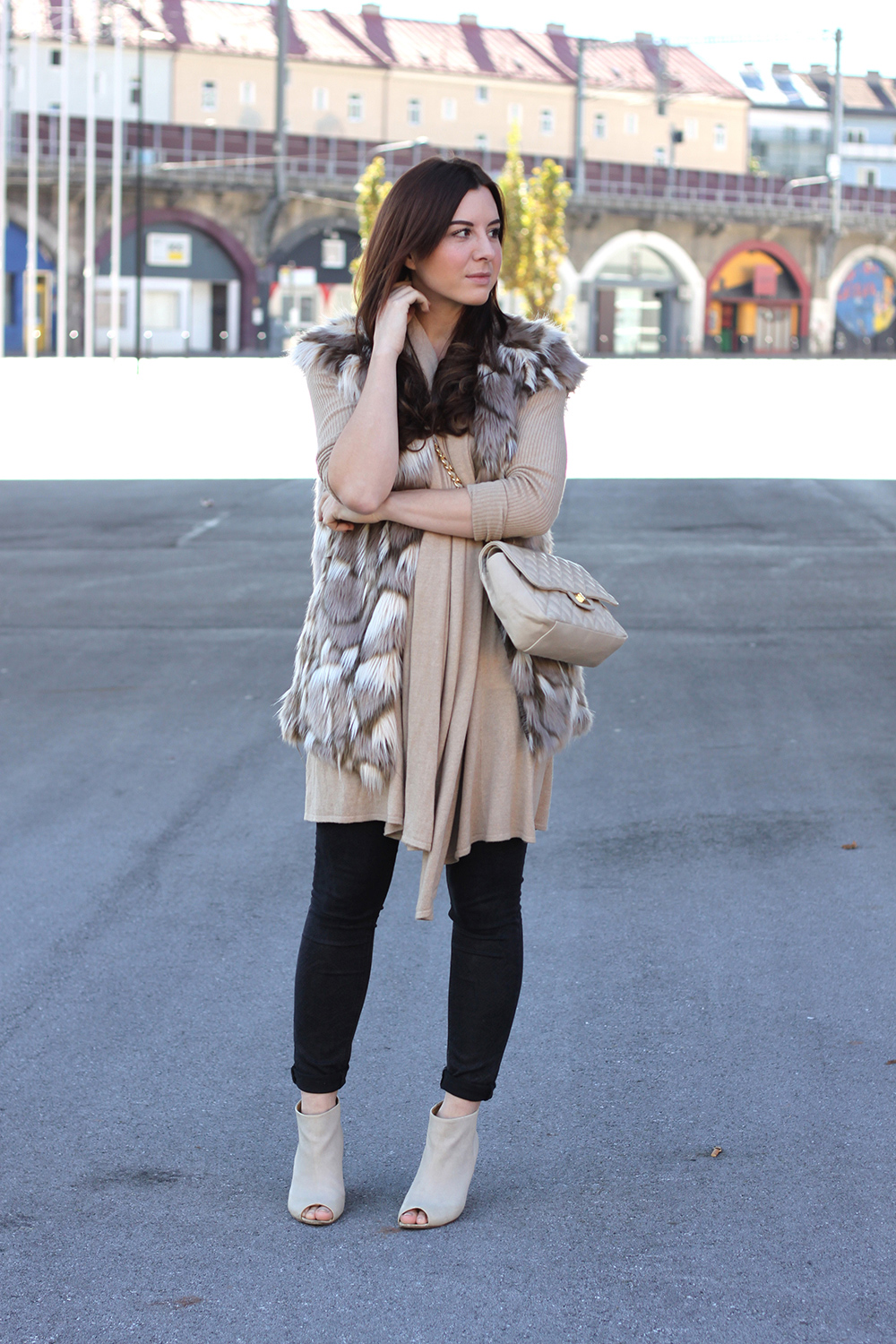 who is mocca, fashionblog, beautyblog, interiorblog, lifestyleblog, tirol, fake fur weste, how to style, how to wear, peep toe wedges cos, kleiderkreisel, gesteppte Handtasche, chanel lookalike