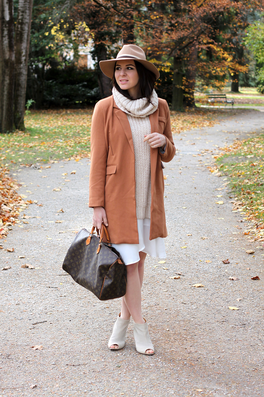 chiffonkleid, oasap mantel camel, peeptoe wedges cos, louis vuitton tasche speedy 40, strickpullover H&M, rollkragen pullover, fedora hut beige