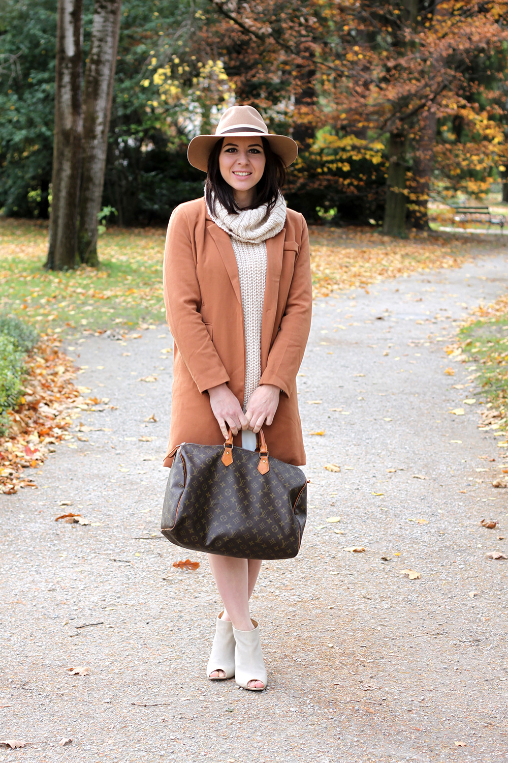 chiffonkleid, oasap mantel camel, peeptoe wedges cos, louis vuitton tasche speedy 40, strickpullover H&M, rollkragen pullover, fedora hut beige